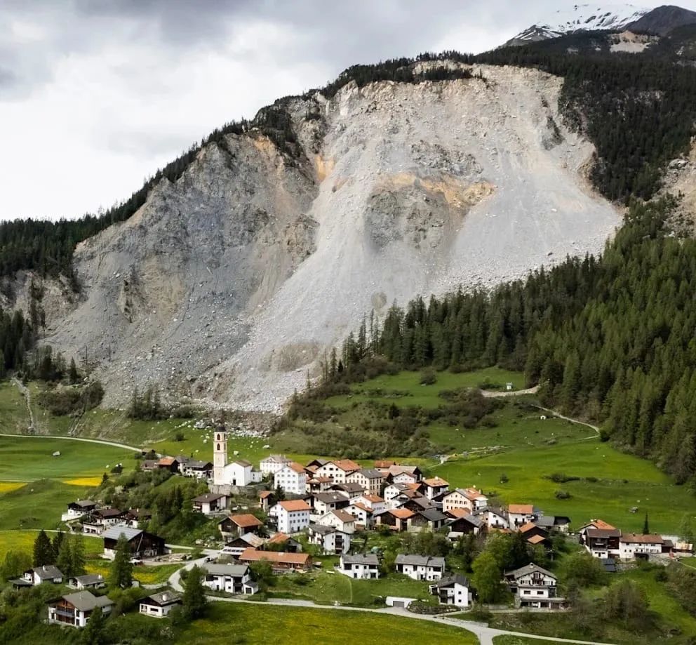 瑞士小山村面临灭顶威胁,山体滑坡在即,周五全部村民必须举家搬迁-ichn.eu | 人在欧洲
