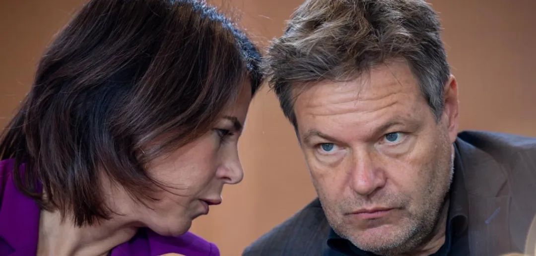 AfD民调飙升，绿党跌惨，“民众选择AfD不是因为支持纳粹，而是过于恐慌在寻求帮助”，绿党认为“右就是极右，就是邪恶”-ichn.eu | 人在欧洲