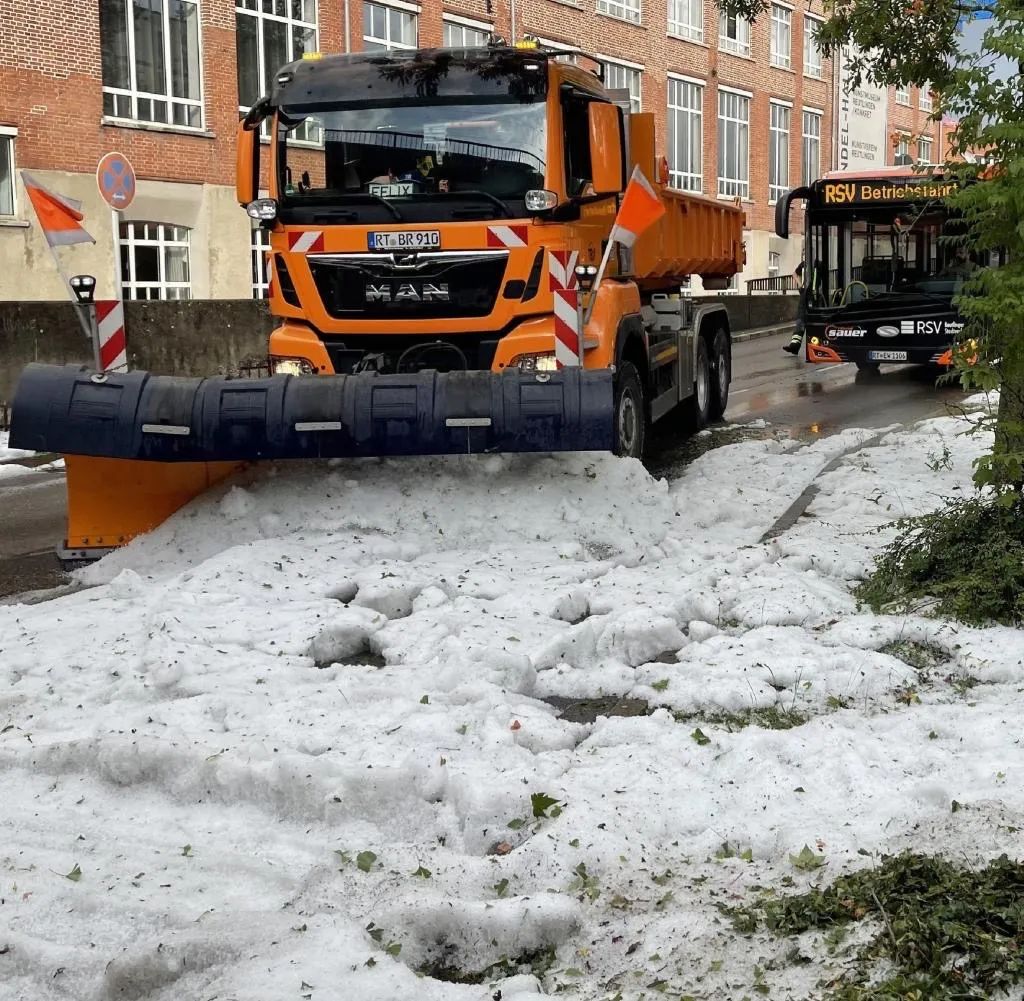 【铲雪车】德国南部小城狂下冰雹,乍一看如同八月暴雪-ichn.eu | 人在欧洲