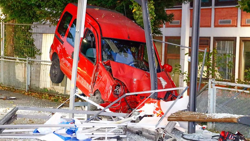 老人开车撞进公交站，但是德国并没有审查老年人驾驶资质的规定-ichn.eu | 人在欧洲