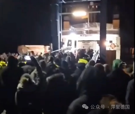 经济部长哈贝克度假渡轮被逾百农民围堵,警察使用了胡椒喷雾-ichn.eu | 人在欧洲