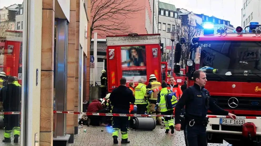 【突发】卡车冲上人行道,造成1死5伤,警方驳斥网上谣言,初步判断事件是意外而非恐袭-ichn.eu | 人在欧洲