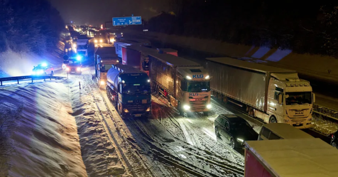 雪尚未成灾，但道路交通已经严重阻塞！-ichn.eu | 人在欧洲