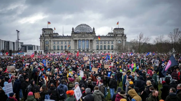 怒了！15万人愤怒集结，高喊口号，冲向德国国会大厦...-ichn.eu | 人在欧洲