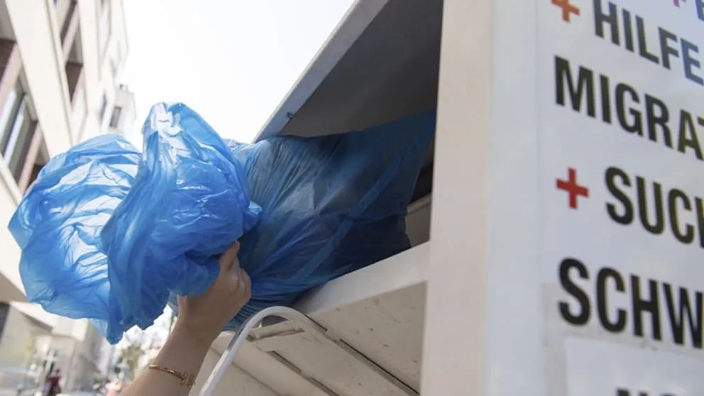 恐怖！德国垃圾回收箱惊现腐烂男尸！警方曝光惨死细节！-ichn.eu | 人在欧洲