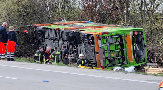 突发：Flix大巴在萨克森州A9上翻车，至少5人死亡-ichn.eu | 人在欧洲