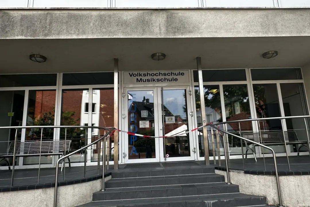 【凶杀】四名叙利亚男青年刺杀音乐老师致重伤,伤者还-ichn.eu | 人在欧洲