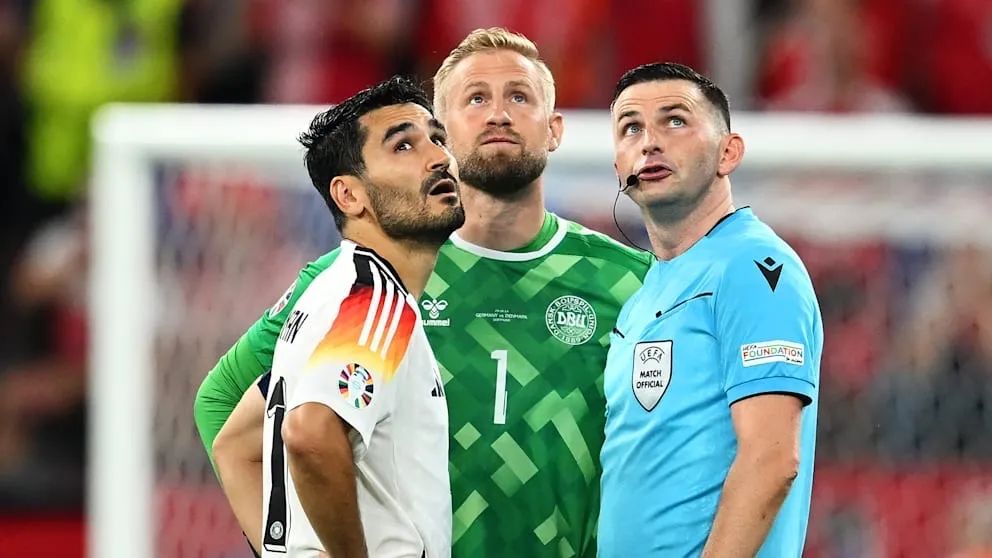 德国丹麦比赛当天最可怕的不是冰雹闪电，而是爬上球场-ichn.eu | 人在欧洲