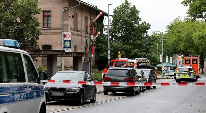 德国持刀袭击频发，这次直接刺向警察！嫌犯被当场击毙-ichn.eu | 人在欧洲