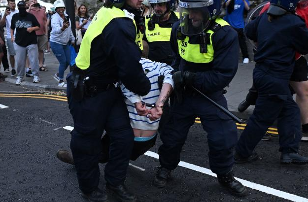 入狱需排队等待！英国骚乱超千人被捕，监狱爆满，装不-ichn.eu | 人在欧洲