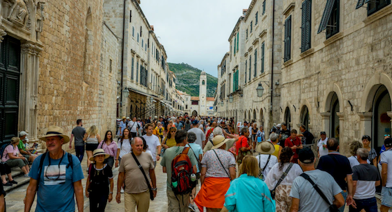 欧洲最拥挤的度假胜地，一个居民面对27名游客-ichn.eu | 人在欧洲
