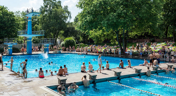 游泳池开始驱逐盯着手机看的父母-ichn.eu | 人在欧洲