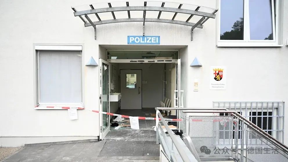 【恐怖】恐怖分子高喊“真主伟大”挥舞砍刀冲进警局，-ichn.eu | 人在欧洲