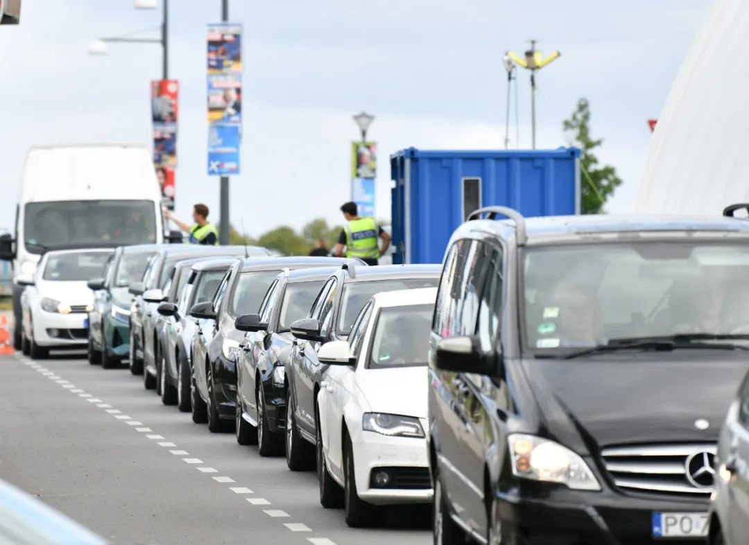 等待从波兰入境德国的车辆，一眼望不到头......-ichn.eu | 人在欧洲