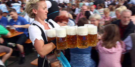 啤酒节的学生招待赚到13000欧元-ichn.eu | 人在欧洲