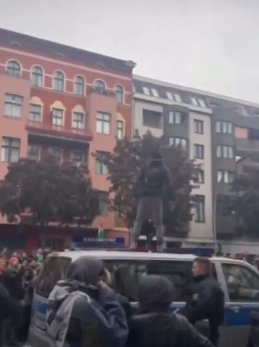 【柏林】周日爆发反以色列游行，示威者跳上警车高喊口-ichn.eu | 人在欧洲