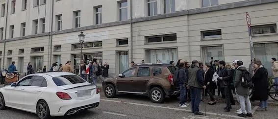 无法预约：波茨坦市民中心被排队无果的愤怒群众冲击-ichn.eu | 人在欧洲