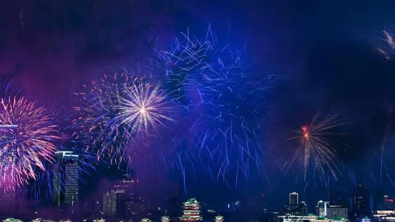 跨年夜该不该允许个人放烟花?德国反鞭炮联盟称烟花传-ichn.eu | 人在欧洲