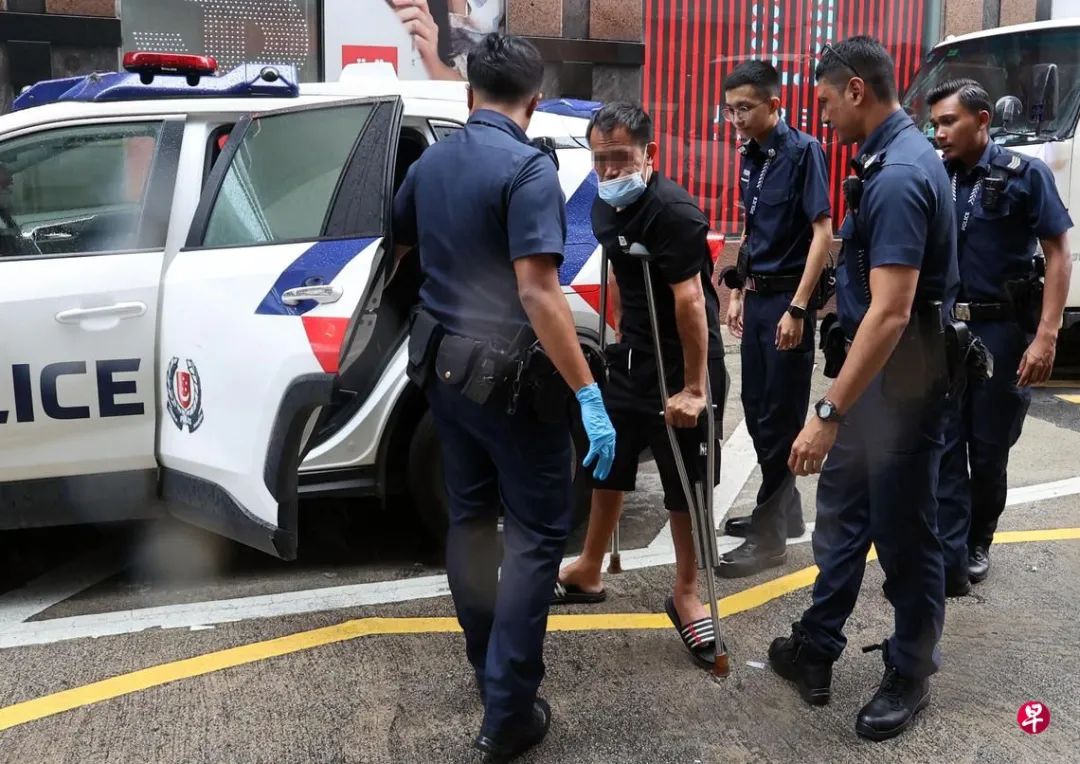 外籍男来新加坡寺庙外卖纸巾乞讨，10分钟挣50元！-ichn.eu | 人在欧洲