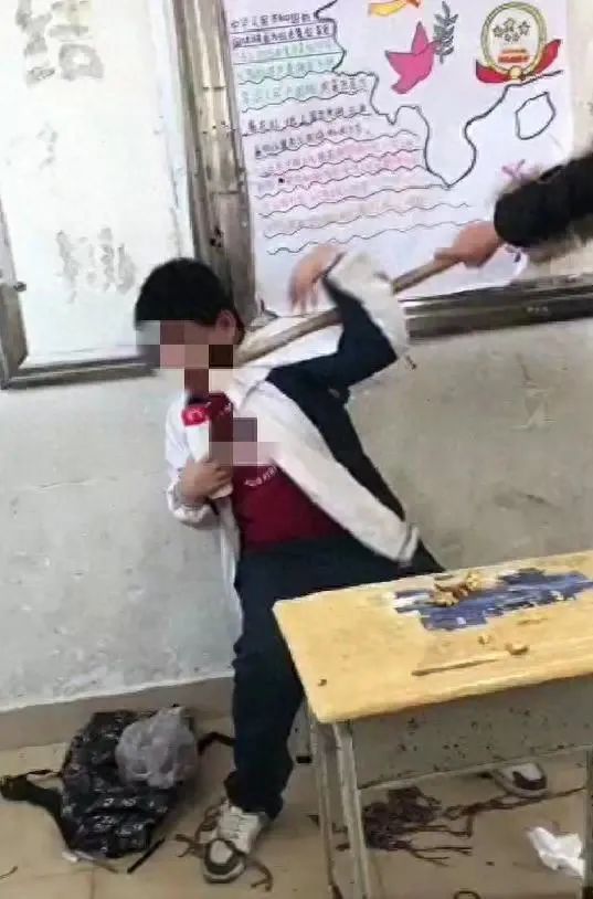 初中生遭同学嘴塞异物殴打霸凌，表姐：他有智力缺陷，-ichn.eu | 人在欧洲