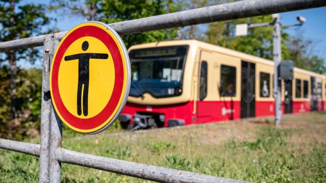 血的教训！德国两年轻人爬上S-Bahn车顶“冲浪”-ichn.eu | 人在欧洲