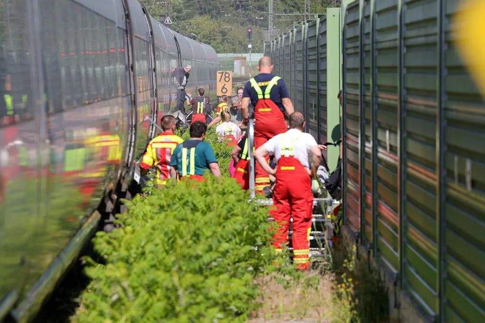德国铁路又出事！ICE列车遭遇断电停运，300多人-ichn.eu | 人在欧洲